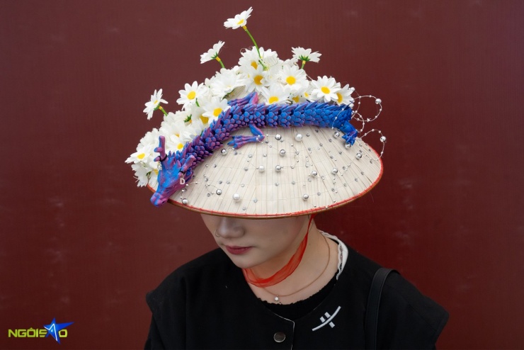 Hoa cúc - biểu tượng gắn liền với thương hiệu cá nhân của G-Dragon - trở thành điểm nhấn độc đáo trên trang phục của người hâm mộ.