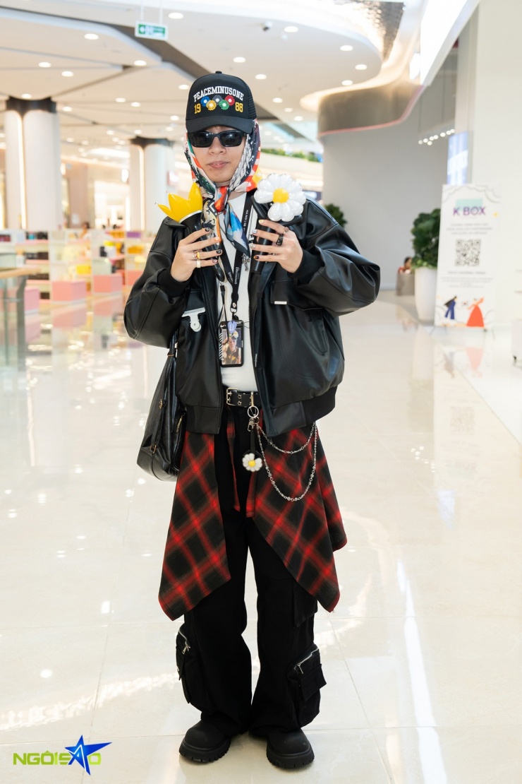 Phạm Thế Anh (25 tuổi) đến từ Hải Phòng chọn trang phục theo phong cách của trưởng nhóm Big Bang.