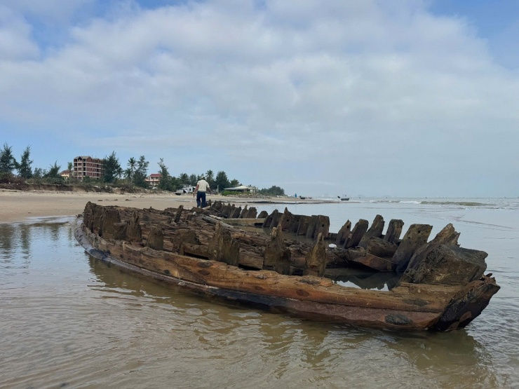 Xác tàu cổ xuất hiện ngày 8/11 trên bờ biển Hội An sau thời gian dài mất dấu. Ảnh: Lê Quốc Việt