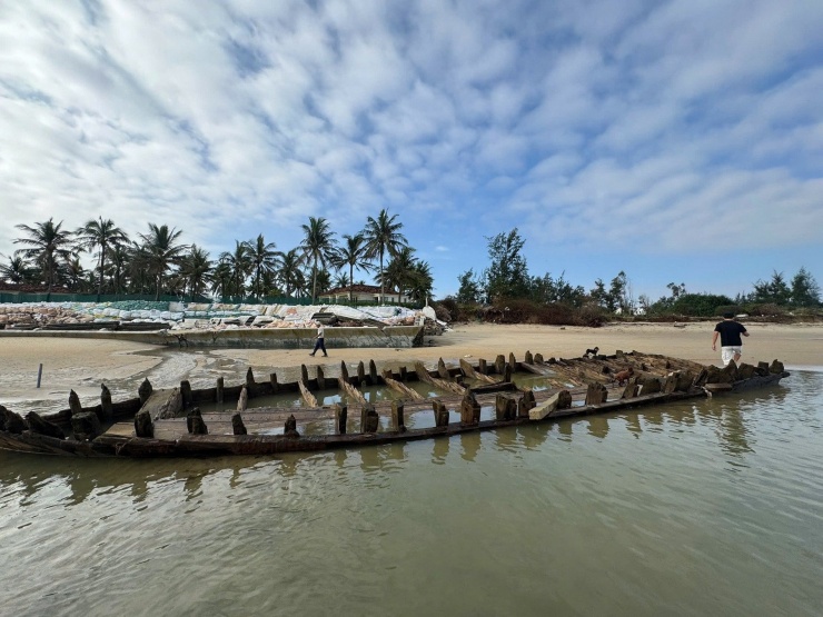Phần lớn thân tàu cổ phát lộ trên biển sau khi thuỷ triều xuống. Ảnh: Lê Quốc Việt