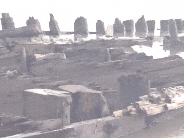 Lộ rõ hình hài tàu cổ trên biển Hội An sau mưa bão