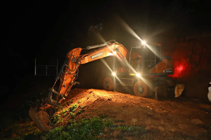 Ngoài xả điều tiết qua đập tràn với lưu lượng khoảng 30m3/ giây, để giảm nhanh lượng nước trong hồ về hạ du các lực lượng huy động máy móc, đường ống lớn để bơm nước trực tiếp từ hồ ra ngoài.