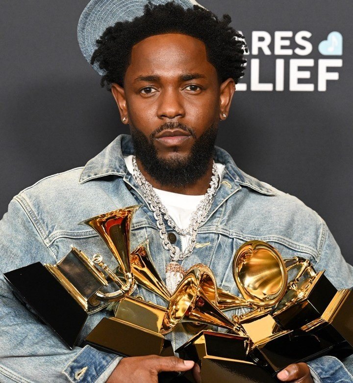 Kendrick Lamar (trái) dẫn đầu đề cử Grammy 2026 với 9 hạng mục, Lady Gaga bám sát phía sau
