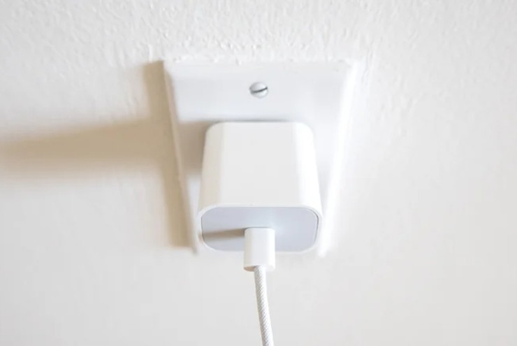 Hãy suy nghĩ kỹ trước khi cắm sạc điện thoại cả ngày - 1