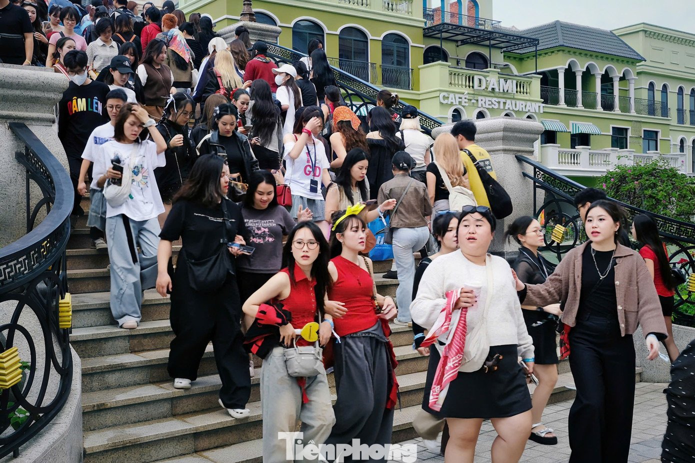 Hàng người nối đuôi nhau di chuyển trong khuôn viên của 8Wonder Ocean City - Vinhomes Ocean Park 3.