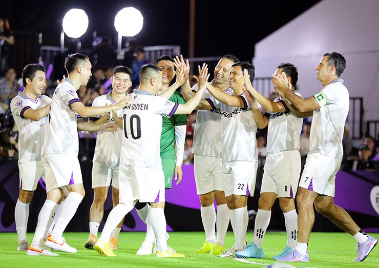 Huyền thoại Figo ăn mừng cùng các danh thủ bóng đá Việt Nam.