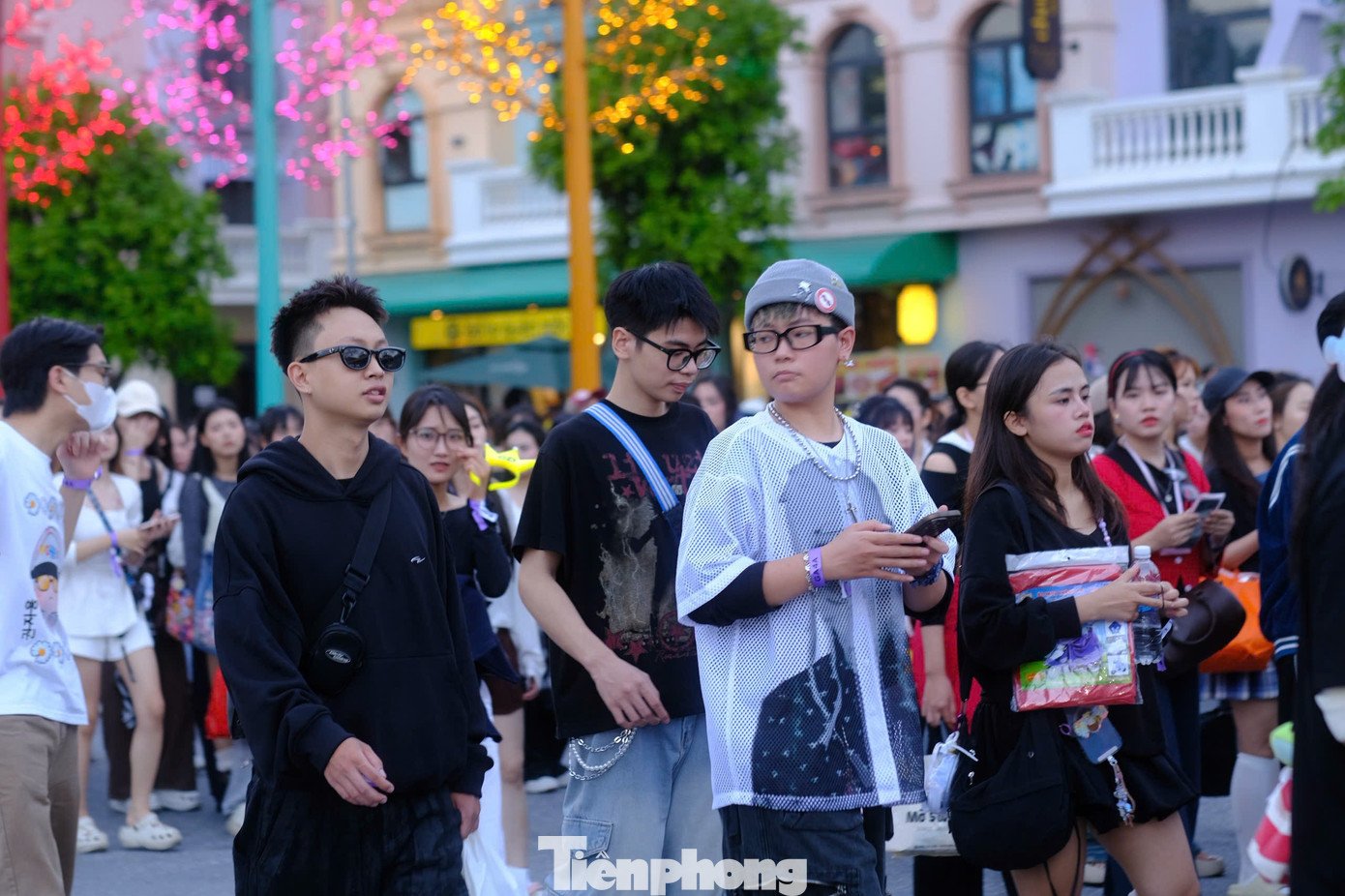 Phần đông khán giả lựa chọn trang phục tông đỏ - đen - trắng theo sở thích của nam thần tượng. Ngoài ra, không ít người hâm mộ chọn áo khoác lông, áo khoác đính hoa hồng - những trang phục biểu diễn quen thuộc của trưởng nhóm Big Bang.