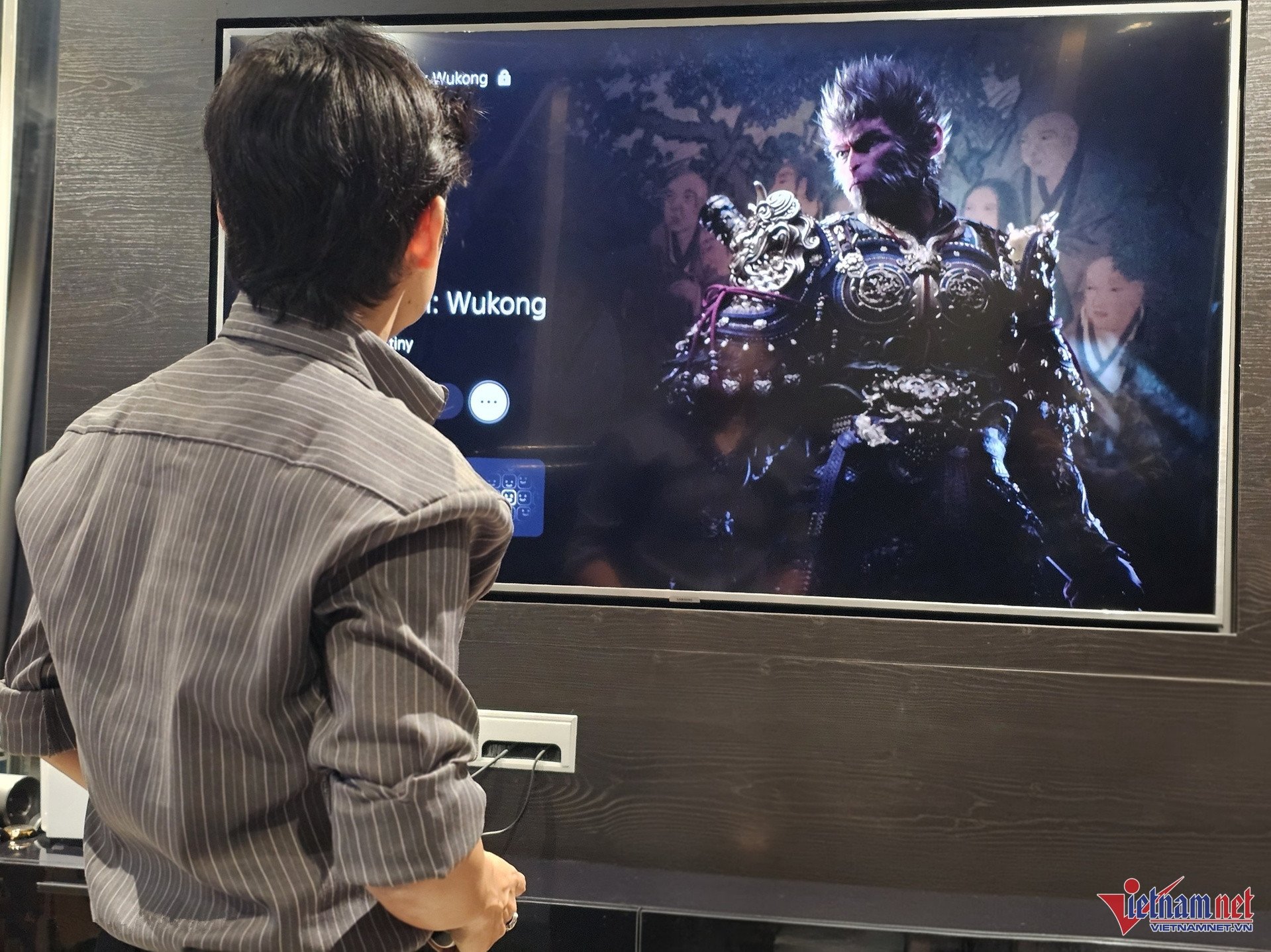 Trong phòng ngủ, nhạc sĩ Nguyễn Văn Chung dành góc riêng cho sở thích khác là trò chơi điện tử. Hộc tủ chứa đầy các tựa game nổi tiếng như: Black Myth: Wukong, Elden Ring, các phần Final Fantasy...