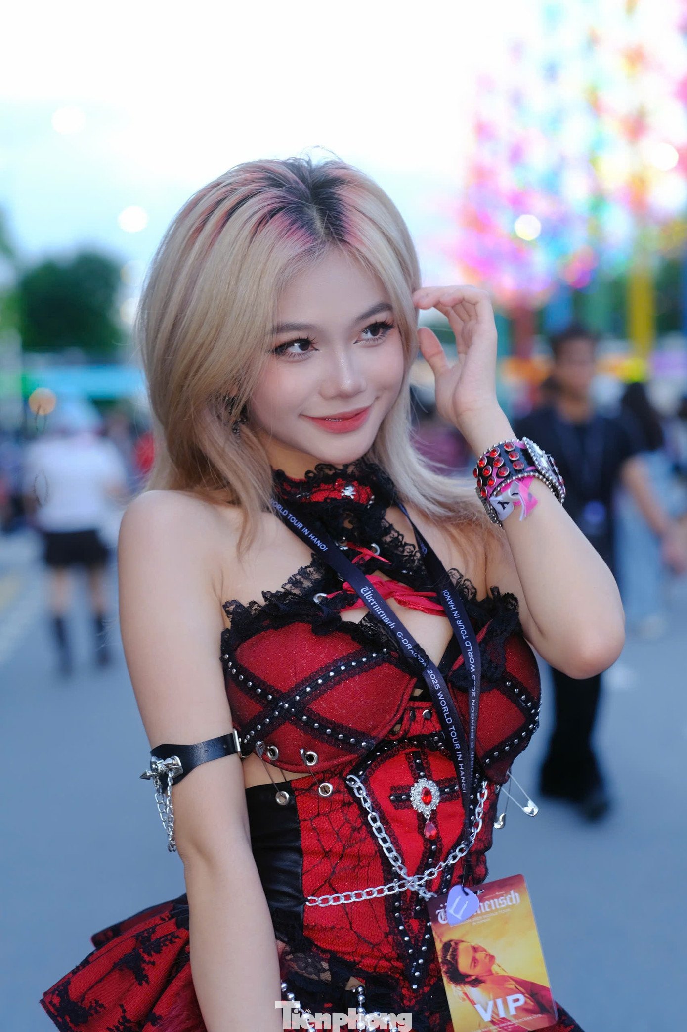 Giá vé concert G-Dragon dao động từ 2-8 triệu đồng tùy vào vị trí. Khởi động tại Hàn Quốc, tour diễn Übermensch của G-Dragon đã chinh phục hàng loạt thành phố lớn trước khi dừng chân tại Hà Nội và chính thức khép lại tại Seoul vào tháng 12.