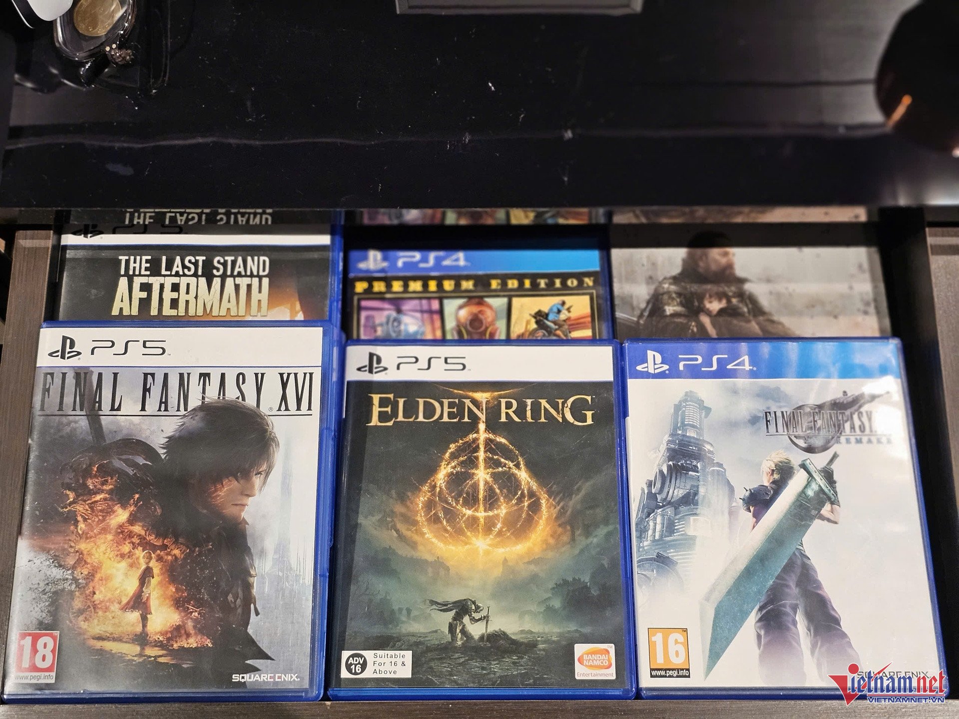 Trong phòng ngủ, nhạc sĩ Nguyễn Văn Chung dành góc riêng cho sở thích khác là trò chơi điện tử. Hộc tủ chứa đầy các tựa game nổi tiếng như: Black Myth: Wukong, Elden Ring, các phần Final Fantasy...