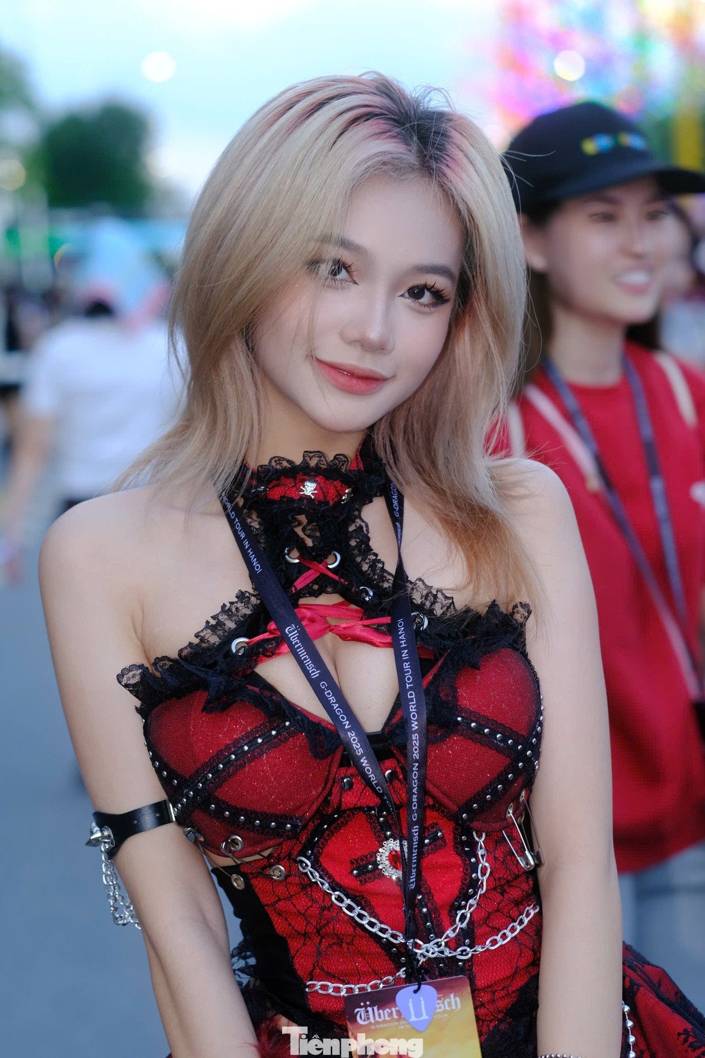 Giá vé concert G-Dragon dao động từ 2-8 triệu đồng tùy vào vị trí. Khởi động tại Hàn Quốc, tour diễn Übermensch của G-Dragon đã chinh phục hàng loạt thành phố lớn trước khi dừng chân tại Hà Nội và chính thức khép lại tại Seoul vào tháng 12.