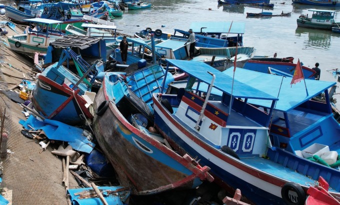 Hàng trăm tàu, ghe bị sóng đánh dạt bờ hư hỏng nằm chồng chất lên nhau, sáng 7/11. Ảnh: Đình Văn