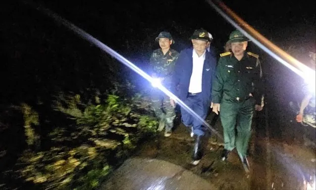 Ông Hồ Văn Mười, Chủ tịch UBND tỉnh Lâm Đồng, có mặt tại hiện trường tối 7-11 để chỉ đạo công tác khắc phục sự cố.