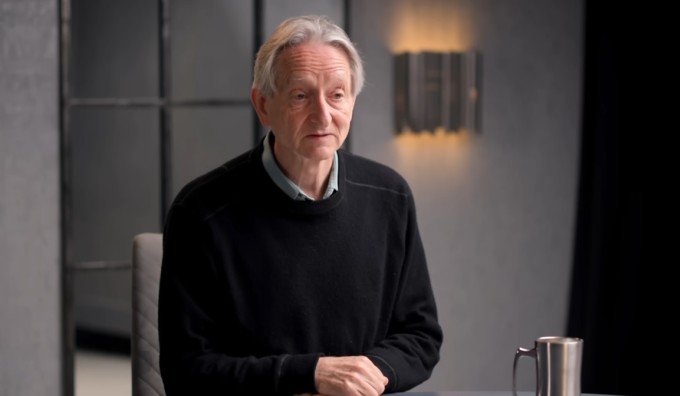 Geoffrey Hinton trong podcast "Nhật ký của một CEO". Ảnh cắt từ video