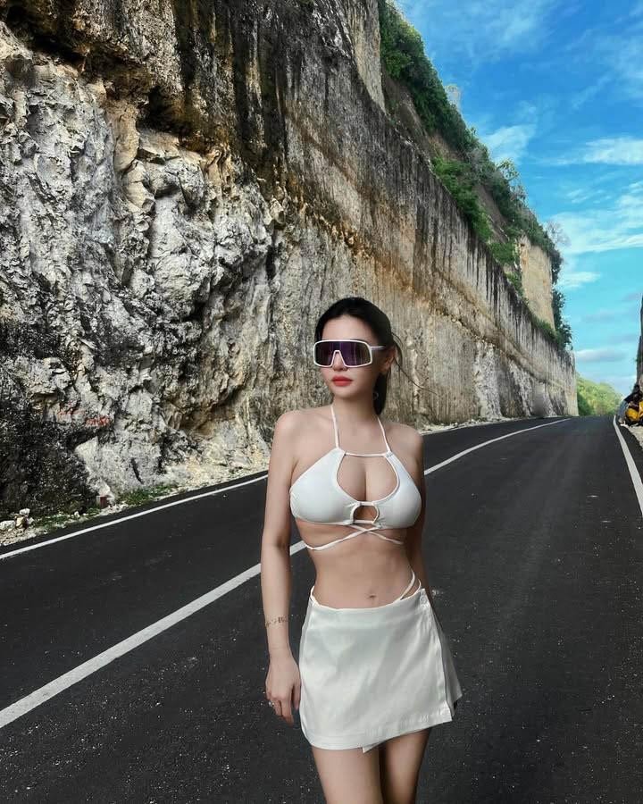 Tài khoản cá nhân của Yunicee.T33 (tên thường gọi là Trần Tiểu Huyên) với hơn 53.400 người theo dõi là một bộ sưu tập những khoảnh khắc cực kỳ ấn tượng, từ những buổi tiệc xa hoa, những chuyến du lịch nghỉ dưỡng đắt đỏ cho đến những bộ ảnh thời trang 'nóng bỏng tay'.