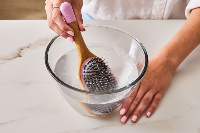 Chuyên gia về sức khỏe da đầu, mái tóc khuyến khích nên vệ sinh lược hàng tuần.