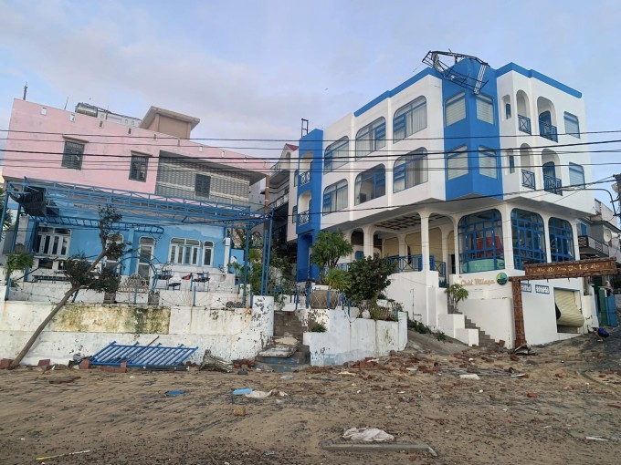 Khách sạn ở ven biển ở Nhơn Lý tan hoang. Ảnh: Chài Village Hotel