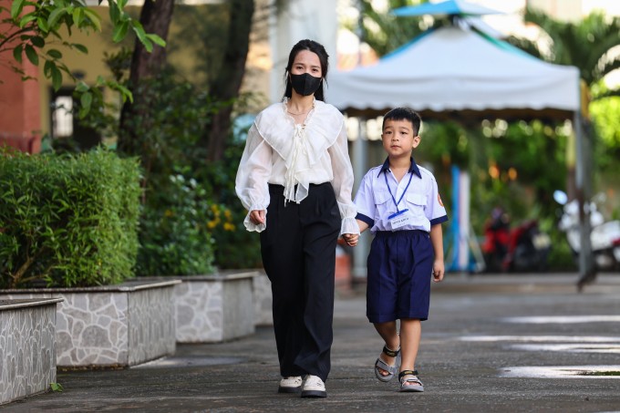 Phụ huynh đưa học sinh trường tiểu học Bùi Văn Mới, phường Phước Long, TP HCM đi khai giảng, tháng 9/2025. Ảnh: Quỳnh Trần