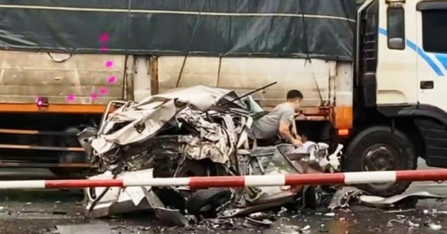 Xe con bị "vò nát" sau va chạm liên hoàn, bất n...