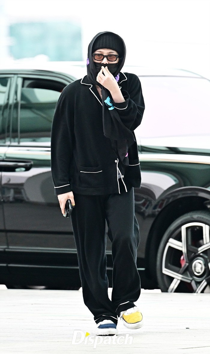 Nhiều năm qua, thời trang sân bay của G-Dragon luôn truyền cảm hứng, được Vogue nhận xét giàu tính nghệ thuật, khiến nhiều người áp dụng. Ca sĩ thử nghiệm nhiều ý tưởng, pha trộn giữa thời trang đường phố và cao cấp. Ảnh: Dispatch