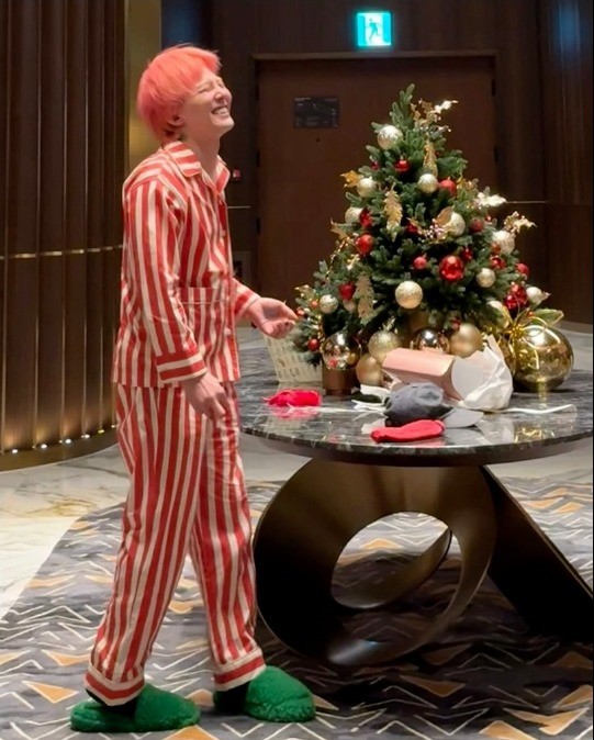 Ca sĩ đi chơi Giáng sinh với bộ cánh tông trắng đỏ. Ảnh: Pinterest