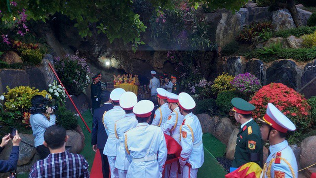 Nghi lễ rước hài cốt liệt sĩ được thực hiện cẩn trọng, thể hiện lòng tri ân sâu sắc của thế hệ hôm nay.