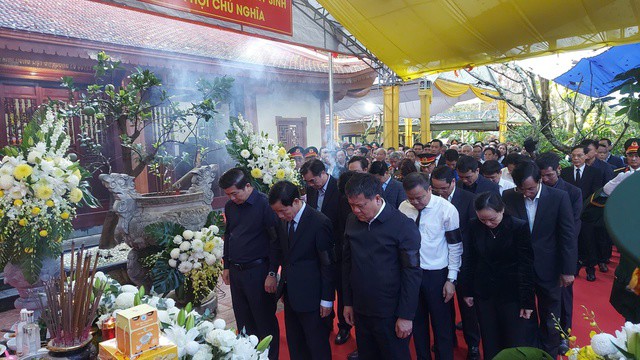 Lãnh đạo tỉnh Quảng Trị dâng hoa kính viếng các Anh hùng liệt sĩ.