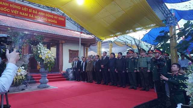 Các đại biểu mặc niệm tưởng nhớ công lao của các thế hệ thanh niên xung phong đã ngã xuống trên đường 20 Quyết Thắng.