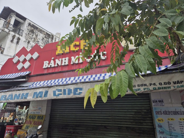 Các bệnh nhân mua bánh mì tại tiệm bánh mì trên đường Nguyễn Thái Sơn, phường Hạnh Thông, TP HCM