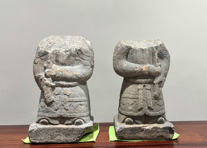 Cặp tượng cổ được tìm thấy trong tình trạng mất phần đầu. Ảnh: CSCC