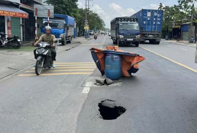 Người dân chủ động rào chắn khi xuất hiện hố sâu