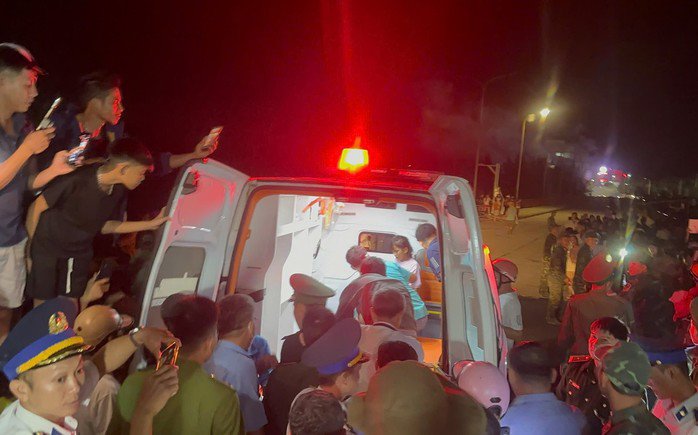 2 người sống sót được đưa đi cấp cứu