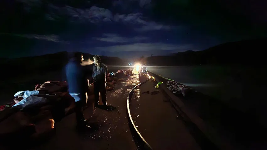 Ngoài xả điều tiết qua đập tràn với lưu lượng khoảng 30m3/ giây, để giảm nhanh lượng nước trong hồ về hạ du các lực lượng huy động máy móc, đường ống lớn để bơm nước trực tiếp từ hồ ra ngoài.