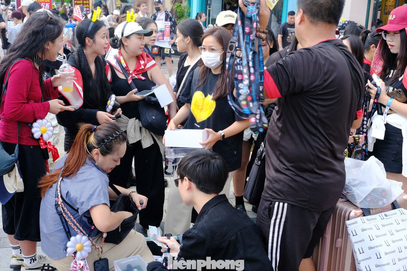 Hàng người nối đuôi nhau di chuyển trong khuôn viên của 8Wonder Ocean City - Vinhomes Ocean Park 3.