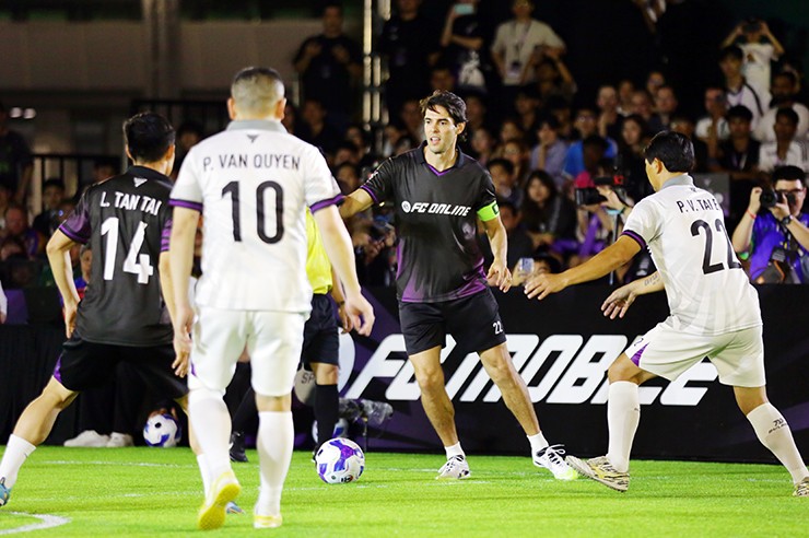 Kaka đối đầu với các huyền thoại bóng đá Việt Nam ở sự kiện của FC Online và FC Mobile.