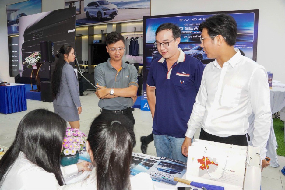 Đông đảo khách hàng check-in sớm tại buổi mở bán.