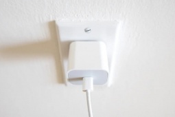 Hãy suy nghĩ kỹ trước khi cắm sạc điện thoại cả ngày