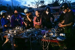 Tin tức trong ngày - Đêm đầu sau bão không điện ở trung tâm Quy Nhơn