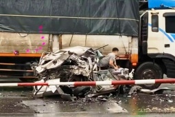 Xe con bị 'vò nát' sau va chạm liên hoàn, bất ngờ cảnh tài xế sống sót bước ra