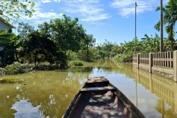 Nước bủa vây, người dân 'rốn lũ' ở Huế đi lại bằng ghe thuyền hơn 15 ngày