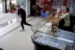 An ninh - Xã hội - VIDEO: Diễn biến vụ cướp xảy ra tại một tiệm vàng
