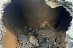 Tin tức trong ngày - Chiếc hố sâu 2,5 mét xuất hiện, người dân 1 phường ở TP HCM liền cảnh báo khẩn cấp