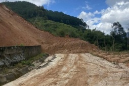 Tin tức trong ngày - Ngọn đồi phát nổ, tràn đất đá xuống đường sau động đất