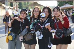 Trai xinh gái đẹp nô nức check-in concert “anh Long”