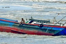 Lâm Đồng: 15 phút 3 tàu cá gặp nạn và người đàn ông ngồi trên mạn tàu giữa cửa biển