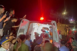 Hình ảnh hàng trăm người đón 2 người Lý Sơn sống sót kỳ diệu sau 2 ngày trôi dạt trên biển