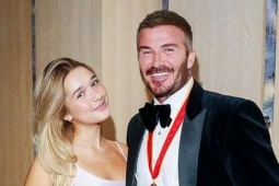 Harper Beckham chăm diện một kiểu đầm suốt cả năm