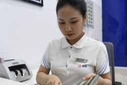 'Giải mã' giá USD chợ đen đang đắt hơn ngân hàng tới 1.600 đồng