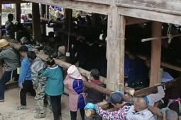200 người làm 'thần đèn' nhấc bổng ngôi nhà 6 tấn