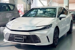 Toyota Camry giảm giá mạnh để tìm khách mới tại Việt Nam